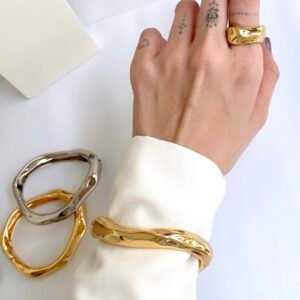 BRACELETE DOURADO DESIGN MARTELADO