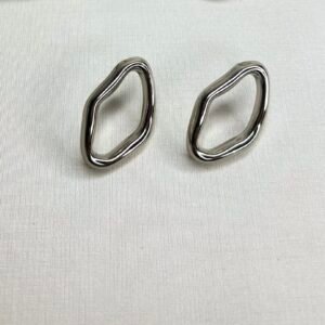 BRINCO PRATEADO ORGÂNICO VAZADO