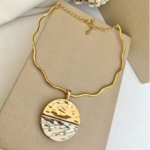 COLAR ARO ONDULADO DOURADO COM PINGENTE MARTELADO