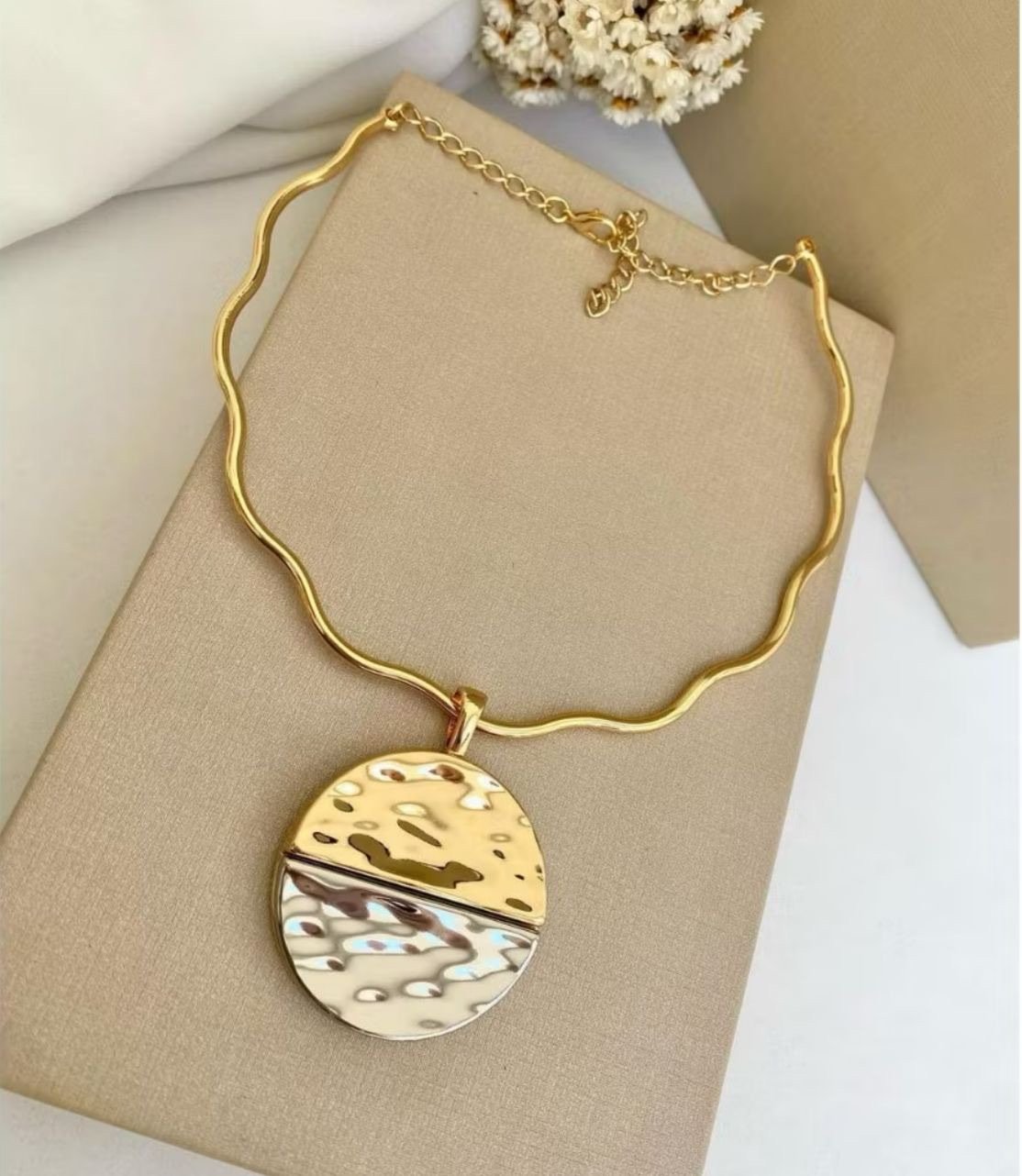 COLAR ARO ONDULADO DOURADO COM PINGENTE MARTELADO