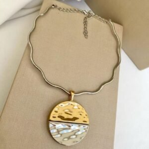 COLAR ARO ONDULADO PRATEADO COM PINGENTE MARTELADO