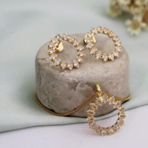 CONJUNTO BRINCO E COLAR CÍRCULO CRAVEJADO BANHADO A OURO 18K